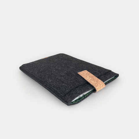 Hülle für MacBook Air M3 15,3 | mit Magnetverschluss und extra Fach | anthrazit - Stripes | Modell "HAKA"