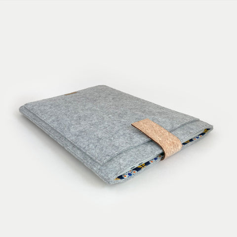 Hülle für MacBook Pro M3 Max | mit Magnetverschluss und extra Fach | hellgrau - Bloom | Modell "HAKA"