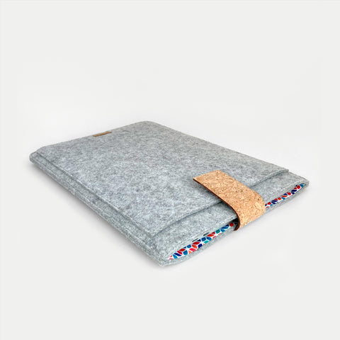 Laptophülle nach Maß | mit Magnetverschluss und extra Fach | hellgrau - Colorful | Modell "HAKA"