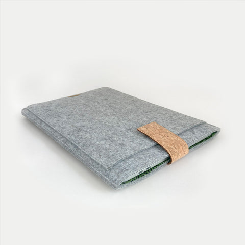 Hülle für MacBook Air 13 | mit Magnetverschluss und extra Fach | hellgrau - Stripes | Modell "HAKA"