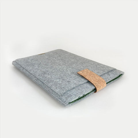 Hülle für MacBook Pro M3 14,2 | mit Magnetverschluss und extra Fach | hellgrau - Stripes | Modell "HAKA"