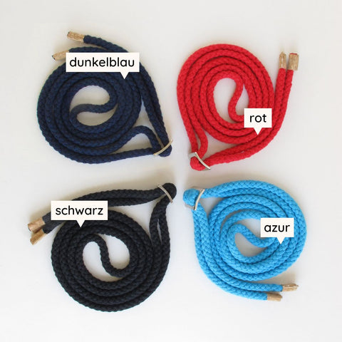 Vier bunte Seile in Dunkelblau, Rot, Schwarz und Azurblau, jeweils mit ihrer jeweiligen Farbe beschriftet.