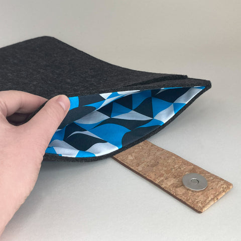 Hülle für MacBook Air M3 15,3 | mit Magnetverschluss und extra Fach | anthrazit - Shapes | Modell "HAKA"