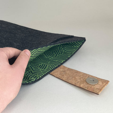 Hülle für MacBook Pro M3 Max | mit Magnetverschluss und extra Fach | anthrazit - Stripes | Modell "HAKA"