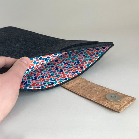 Laptophülle nach Maß | mit Magnetverschluss und extra Fach | anthrazit - Colorful | Modell "HAKA"