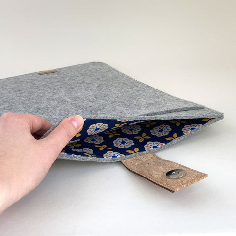 Hülle für MacBook Pro M3 Max | mit Magnetverschluss und extra Fach | hellgrau - Bloom | Modell "HAKA"