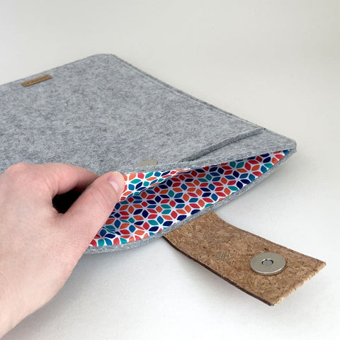 Hülle für MacBook Air M3 13 | mit Magnetverschluss und extra Fach | hellgrau - Colorful | Modell "HAKA"