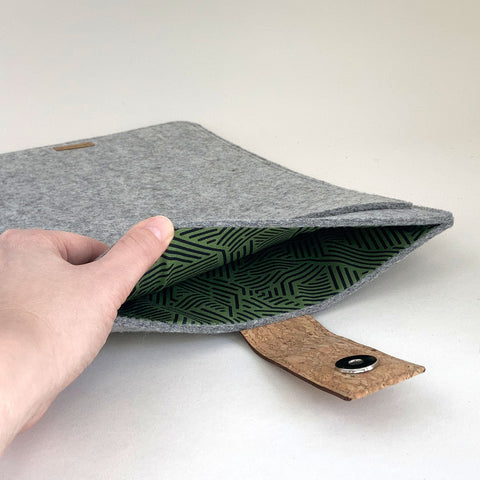 Hülle für MacBook Air M2 13,6" | mit Magnetverschluss und extra Fach | hellgrau - Stripes | Modell "HAKA"