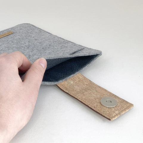 Hülle für PocketBook InkPad Color 3 | mit Magnetverschluss und extra Fach | hellgrau - Tracks | Modell "HAKA"