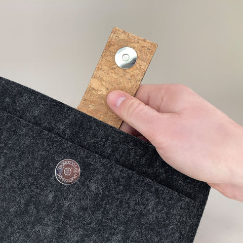 Hülle für MacBook Pro M3 16,2 | mit Magnetverschluss und extra Fach | anthrazit - Bloom | Modell "HAKA"