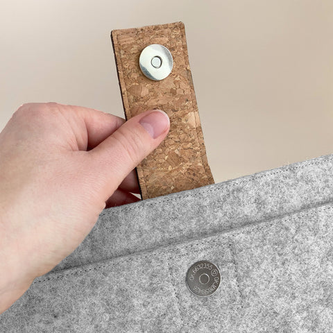 Hülle für MacBook Air 13 | mit Magnetverschluss und extra Fach | hellgrau - Shapes | Modell "HAKA"