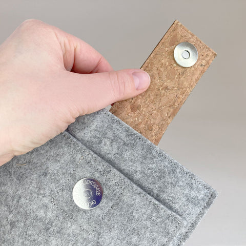 Hülle für PocketBook Color Note | mit Magnetverschluss und extra Fach | hellgrau - Bloom | Modell "HAKA"