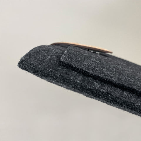 Tablet Hülle nach Maß | mit Magnetverschluss und extra Fach | anthrazit - Stripes | Modell "HAKA"