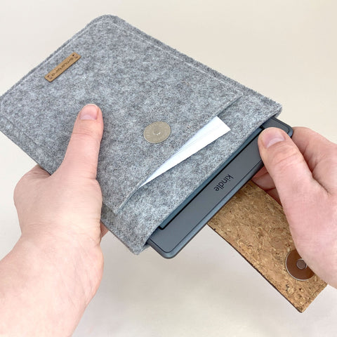 Hülle für PocketBook InkPad 4 | mit Magnetverschluss und extra Fach | hellgrau - Tracks | Modell "HAKA"