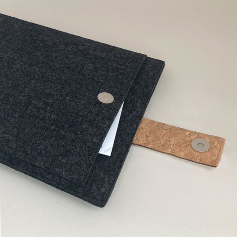 Hülle für MacBook Air M2 13,6" | mit Magnetverschluss und extra Fach | anthrazit - Colorful | Modell "HAKA"