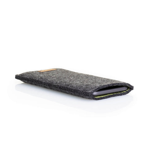 Stilvolle Filzhülle für das Samsung Galaxy A37 in Anthrazit mit Streifen, die optimalen Schutz und eine perfekte Passform bietet.