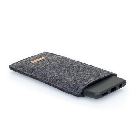 Handytasche aus anthrazit Wollfilz für Samsung Galaxy A37, perfekt passgenau mit gleichmäßigen Nähten.