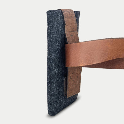 Gürteltasche aus hochwertigem Filz mit robustem Magnetverschluss und Gürtel aus Leder für iPhone 17 in anthrazit.