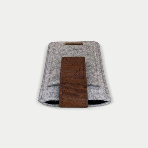 Elegante Gürteltasche aus Filz für Motorola Moto G55 mit magnetischem Verschluss in hellgrau.