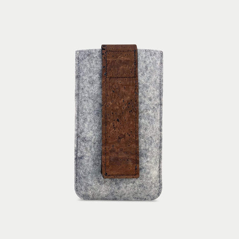 Gürteltasche für Motorola Edge 60 pro aus hochwertigem hellgrauem Filz mit magnetischem Verschluss und Gürtelschlaufe.