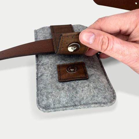 CLIP Gürteltasche für Motorola Edge 60 pro in hellgrau mit magnetischem Verschluss und Gürtelbefestigung.