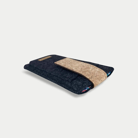 Handytasche für Motorola Moto G85 in anthrazit mit Magnetverschluss und hochwertigem Kork. Stilvoll und nachhaltig.