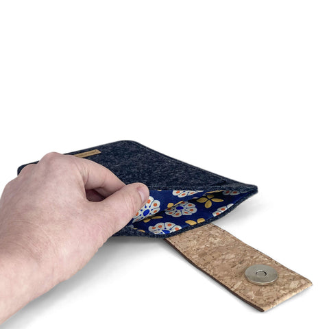 Hülle für PocketBook InkPad Lite | mit Magnetverschluss und extra Fach | anthrazit - Bloom | Modell "HAKA"