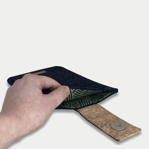 Hülle für Kobo Clara Color | mit Magnetverschluss und extra Fach | anthrazit - Stripes | Modell "HAKA"