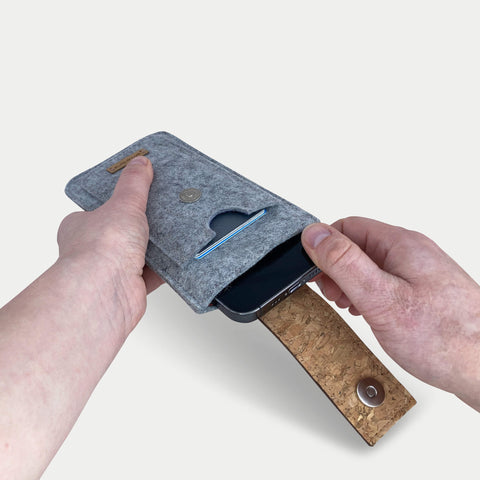 Handytasche für Motorola Moto G56 in hellgrau mit magnetischem Verschluss und Fach, umweltfreundliche Materialien.