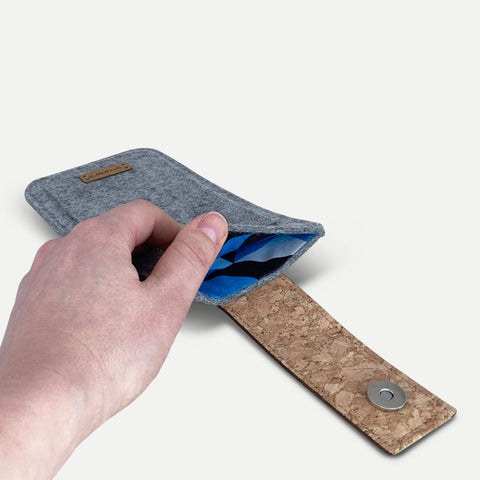 Handytasche für iPhone 15 Pro | mit Magnetverschluss und extra Fach | hellgrau - Shapes | Modell HAKA