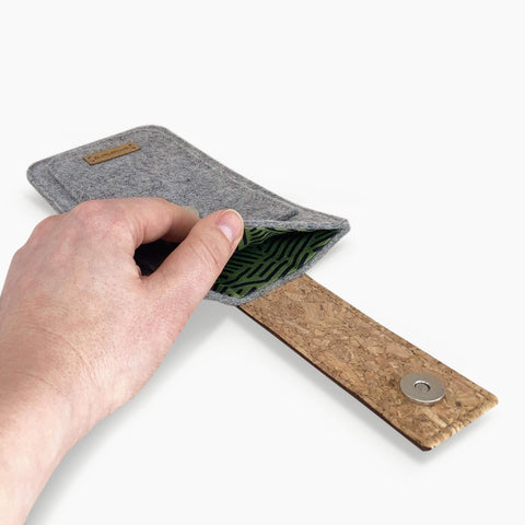 Handytasche für Xiaomi POCO F6 Pro | mit Magnetverschluss und extra Fach | hellgrau - Stripes | Modell HAKA