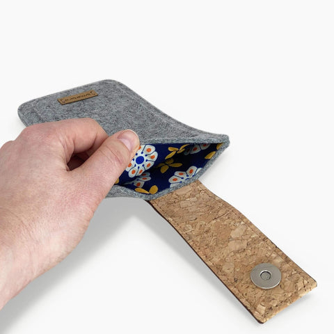 Handytasche für Google Pixel 10 Pro in hellgrau mit floralem Innenfutter und Magnetverschluss.