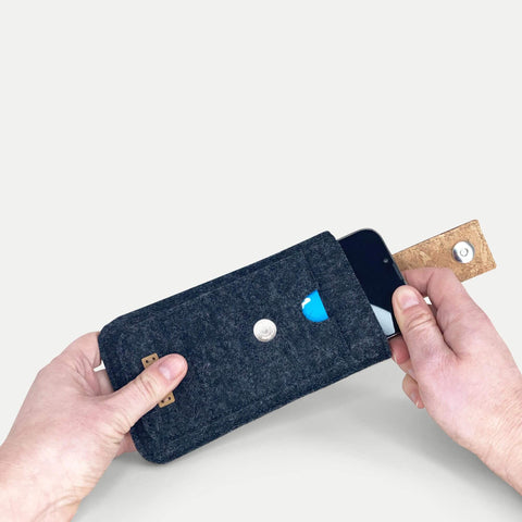 Handytasche für Motorola Moto G75 in Anthrazit mit Magnetverschluss, nachhaltig gefertigt und stylisch.