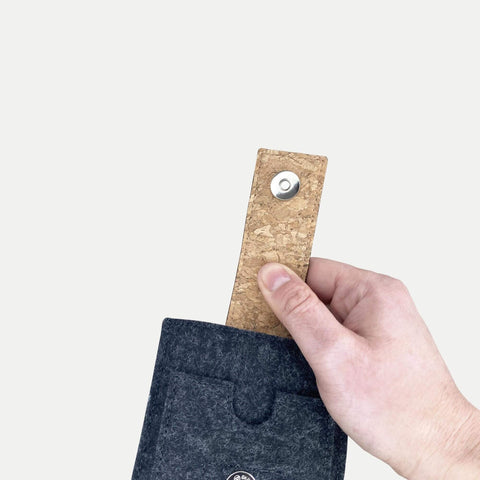 Handytasche für iPhone 14 | mit Magnetverschluss und extra Fach | anthrazit - Stripes | Modell HAKA