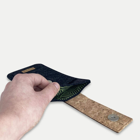 Handytasche für Xiaomi 15 Ultra | mit Magnetverschluss und extra Fach | anthrazit - Stripes | Modell HAKA