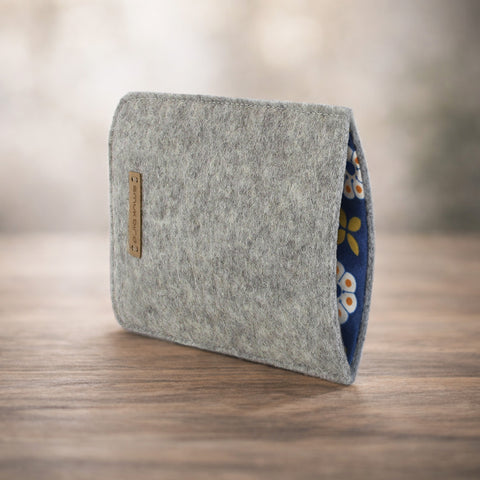 Handytasche nach Maß | aus Filz und Bio-Baumwolle | hellgrau - Bloom | Modell "LET"