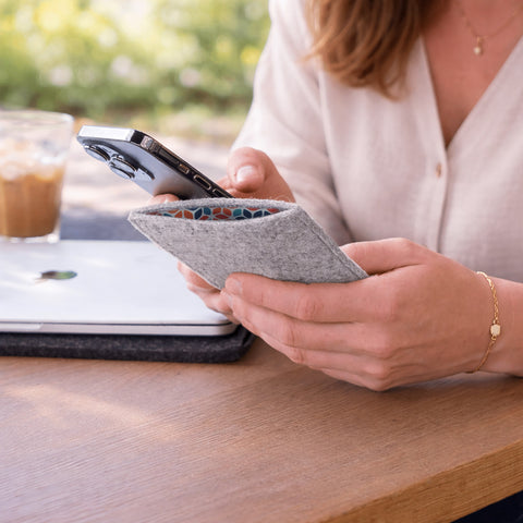 Handytasche nach Maß | aus Filz und Bio-Baumwolle | hellgrau - Colorful | Modell "LET"