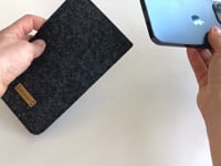 Handytasche für iPhone 13 Pro | aus Filz und Bio-Baumwolle | anthrazit - stripes | Modell "LET"