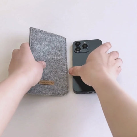 Handytasche nach Maß | aus Filz und Bio-Baumwolle | hellgrau - Bloom | Modell "LET"