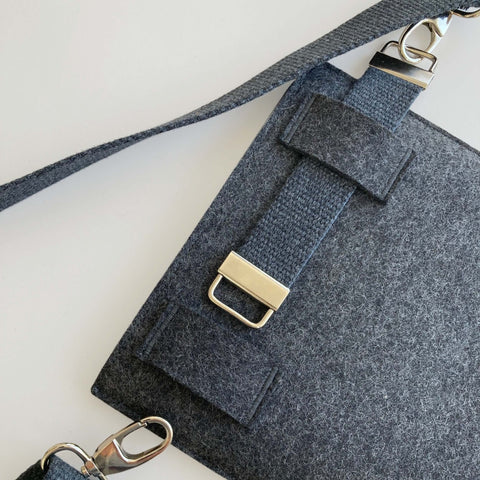 Detailansicht der anthrazitfarbenen Tablet-Hülle aus Wollfilz mit verstellbarem Tragegurt von Smukbird