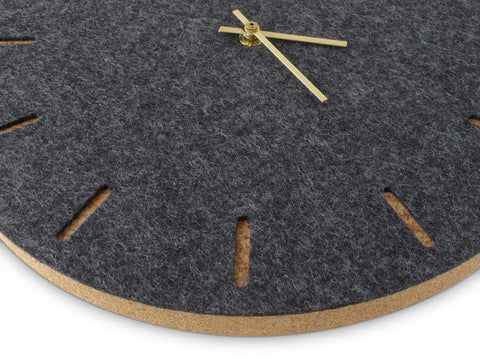 Wanduhr aus Filz und Kork 30 cm | anthrazit - gold | Design: Kopenhagen
