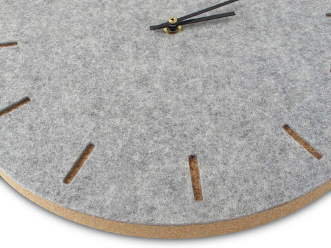 Wanduhr aus Filz und Kork 30 cm | hellgrau - schwarz | Design: Kopenhagen