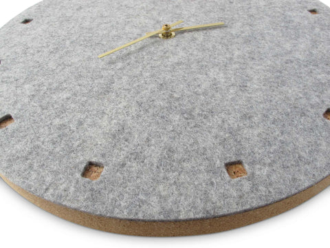 Wanduhr aus Filz und Kork 30 cm | hellgrau - gold | Design: Esbjerg