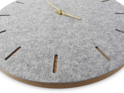 Wanduhr aus Filz und Kork 30 cm | hellgrau - gold | Design: Kopenhagen