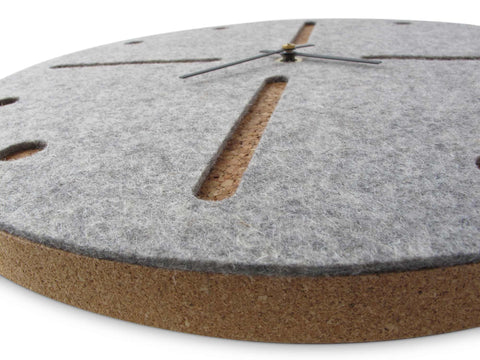 Wanduhr aus Filz und Kork 30 cm | hellgrau - schwarz | Design: Odense