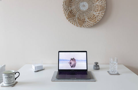 Unterlage für MacBooks aus Filz und Kork | 26 x 38 cm | hellgrau