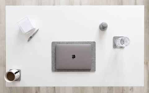 Unterlage für MacBooks aus Filz und Kork | 26 x 38 cm | hellgrau