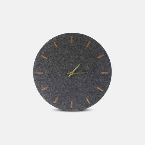 Wanduhr aus Filz und Kork 30 cm | anthrazit - gold | Design: Kopenhagen