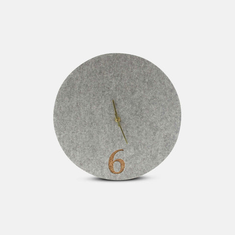 Wanduhr aus Filz und Kork 30 cm | hellgrau - gold | Design: Aarhus