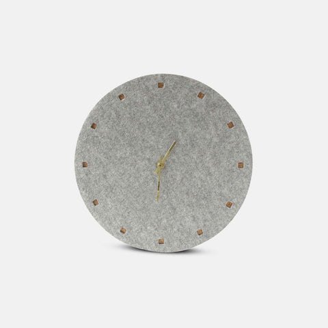 Wanduhr aus Filz und Kork 30 cm | hellgrau - gold | Design: Esbjerg